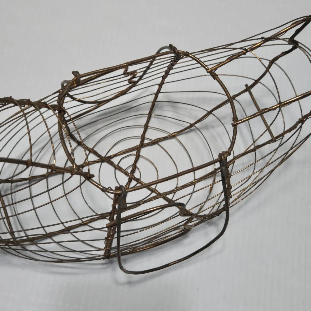 Chicken basket, copper colored wire egg basket egg collecting, like a chicken